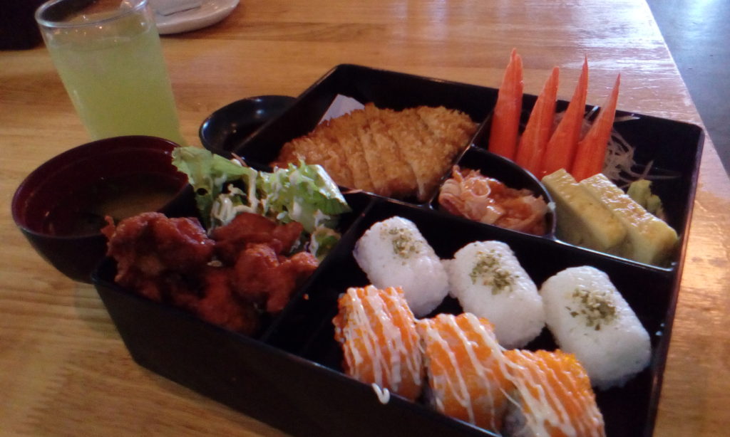 チェンライの激安日本食堂にて… 唐揚げには、やっぱりマヨネーズ！