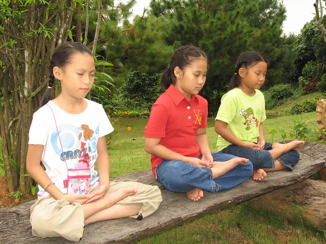 タイの学校では、瞑想も行なわれる